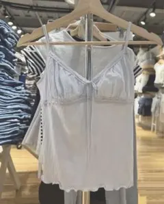 brandy melville フリルノースリーブベージュトップス