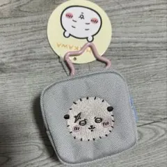 ちいかわ　カラビナつき刺繍スクエアミニポーチ　ラッコ