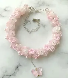 蝶々とピンクの花かんむりのブレスレット
