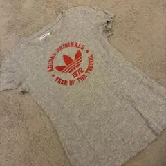 adidas アディダス　Tシャツ グレー 赤ロゴ