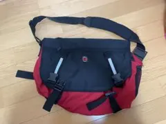 赤と黒のショルダーバッグ