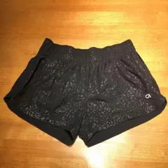 GapFit ランニングパンツ　ブラック系のアニマル柄のような柄　レディースXS