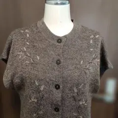美品ブラウン系 ニットベスト ボタン付き♡刺繍♡クリーニング済み 背中フリース