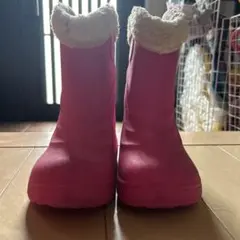 防水素材で作られたピンクのスノーブーツ