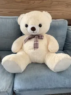 大きなクリーム色のクマのぬいぐるみ