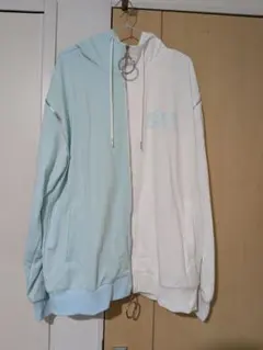 NIER CLOTHING　水色と白のツートーンパーカー