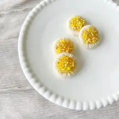 ふんわり まんまるパーツ × つぶつぶ イエロー ビーズ刺繍ピアス/イヤリング