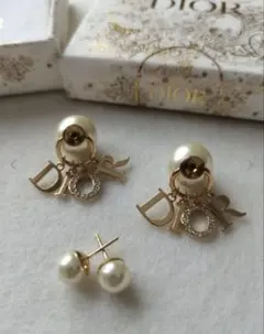 Dior ロゴ パール ピアス 両耳用のサムネイル
