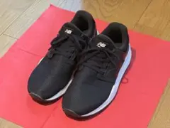 ブラック スニーカー