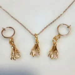 ゴールド 手のひらモチーフ　 可愛い　ネックレスとピアスセット(小さめ)