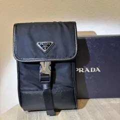PRADA ロゴプレート スマホショルダーバッグ ブラック　箱等付きのサムネイル