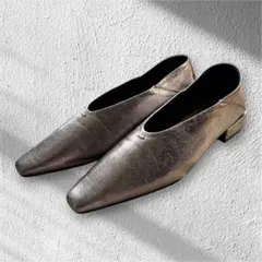 welled Uカット ゴールドアクセント ローヒール パンプス オーバーヒール