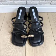 サンダル ミュール 黒 23cm ゴールドトング ナローストラップ　韓国風のサムネイル
