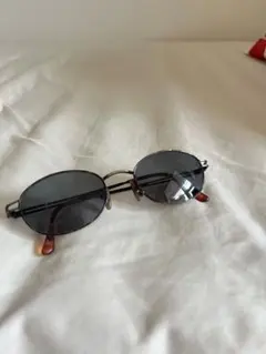 DKNY オーバル型 サングラス ブラックフレーム