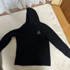 HUF ロゴ入り ブラックパーカー
