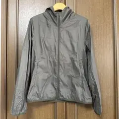 美品　UNIQLO ポケッタブルUVカットパーカ　S カーキ　ユニクロ