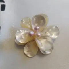 貝殻とパールの花コサージュとネックレス