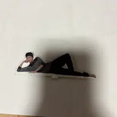 アクリルスタンド 横たわる男性 ボーダー柄 SnowMan目黒蓮