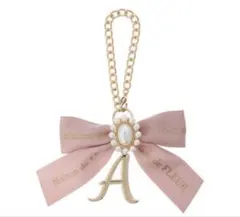Maison de FLEUR イニシャルリボンパールチャーム ピンク　A