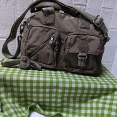 キプリングショルダーバック、マイルドな薄茶色＆グレーの混合色合いです(*^^*)