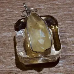 リビアングラス 原石 ワイヤーラップ ペンダントトップ／天然ガラス／隕石衝突③