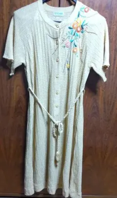 ベージュの花刺繍のある半袖ニットレディースワンピース M～Lサイズ