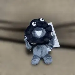 お*め様 新品　黒ミャクミャク　座り　キーホルダー　 ぬいぐるみ