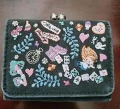 クーリア　フェアリーテイル　刺繍デザイン　アリス　 三つ折り財布　ブラック