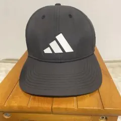 adidas グレー ランニングキャップ ロゴ入り