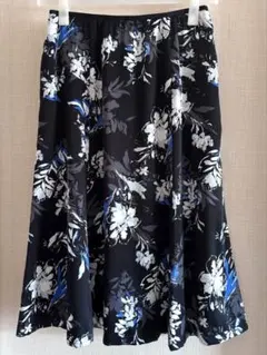 ANAYI ネイビーとホワイトの花柄フレアスカート - メルカリ