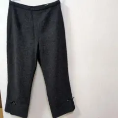 オプティ　ダークグレー 裾リボン付きクロップドスラックス