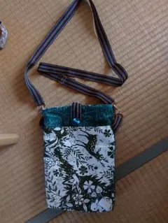 ハンドメイド　スマホ入れポシェット 　緑と白の花柄