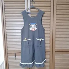 ダークグレー エプロン 花と人形刺繍