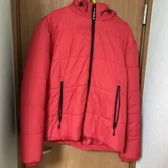 赤いダウンジャケット フード付き