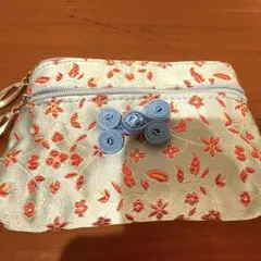 SILK シルクミニポーチ　２つのポケット　サイズは縦9㎝　横13㎝　新品