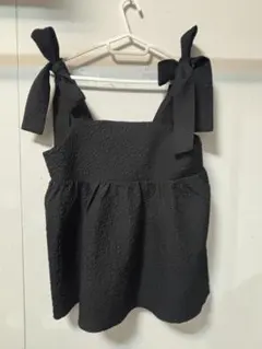 リボン付き黒キャミソール