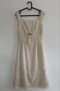セミフォーマル風　春夏　ノースリーブワンピース ベージュ色