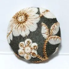 インド刺繍　№2547　カーキ白花　㊳ミリ　ヘアゴム・ブローチ　くるみボタン