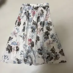 美品　ジャスグリッティー　サイズ2 花柄　フレアスカートのサムネイル
