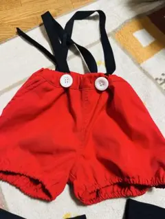 赤いサスペンダー付きショートパンツ