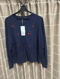 新品タグ付きサクランボ刺繍ニットカーディガン４６ダークブルー