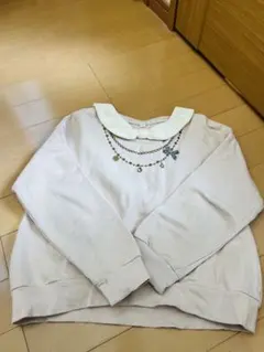 クリーム色 トレーナー ネックレスデザイン