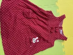赤い水玉模様のノースリーブワンピース