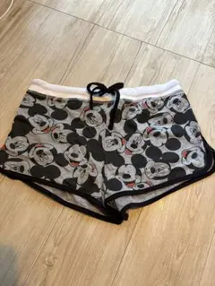 H&M Disney ミッキーマウス柄ショートパンツ