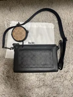 COACH ブラックレザー ショルダーバッグ コイン入れ付き。。