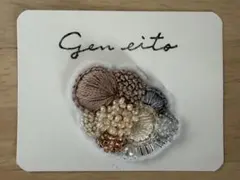 No.650 淡いピンク、アイボリー、グレー色の刺繍のブローチ