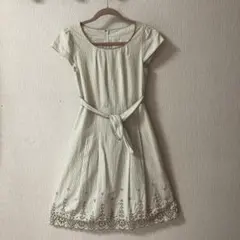 ストライプ柄 半袖ワンピース ウエストリボン 刺繍のサムネイル