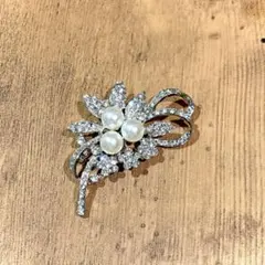 花モチーフ パール ビジュー ブローチ