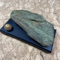 鑑賞石、水石、神居古潭石、古潭緑泥石、山型神居古潭石、北海道旭川市神居古潭 緋山酔恭「山水石美術館」 全国の水石・美石を紹介 神居古潭石 (輝緑