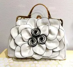 [お値下げ]　¥5800→¥5500花モチーフ ホワイトハンドバッグ